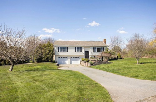 Newport East House | Great Beach Location - Huge Yard for Family Getaways