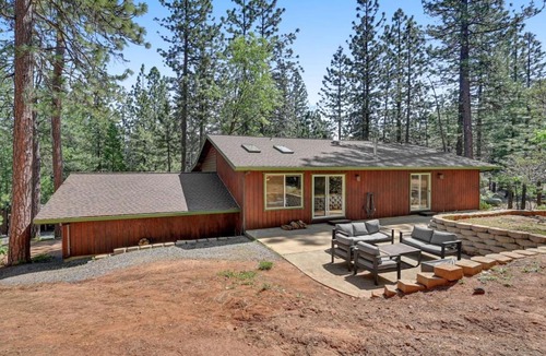 Arnold House | Great Cabin w AC I Firepit I Fireplace King bed