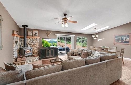 Arnold House | Great Cabin w AC I Firepit I Fireplace King bed