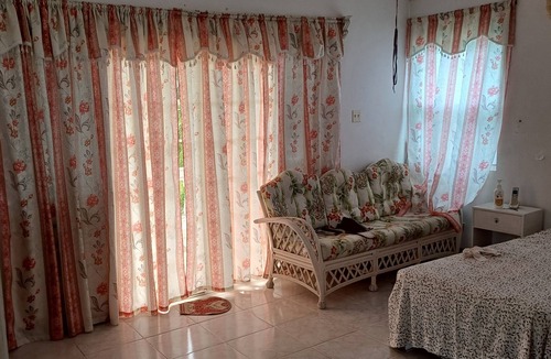 Howells Apartment | Great, Centrally located apartment with extra large rooms unit 3