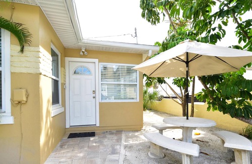 Clearwater Beach Cottage | Great Cottage 20 seconds to Beach