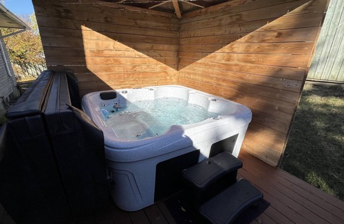 Kitchener House | Great cottage for Family and Friends with hot tub in Prime location