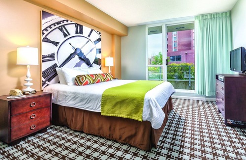 Inner Harbour Resort | Great dining, nightlife !