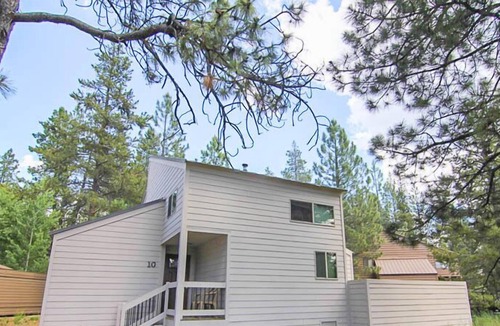 Overlook Park House | Great Dog-Friendly Sunriver Home w/Hot Tub, SHARC passes, WiFi, Wood Fireplace