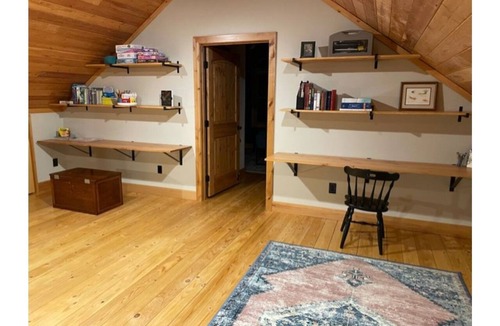 Lewistown House | Great family retreat with scenic mountain views - minutes to town!