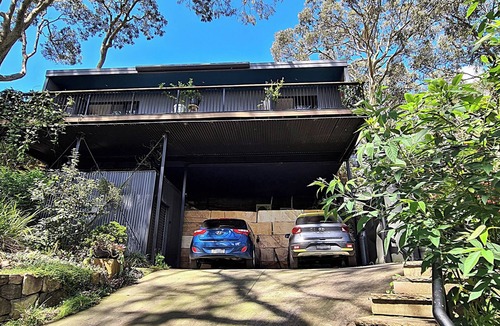 Pearl Beach House | Great flat looking over Pearl Beach. See the beach, hear the waves.