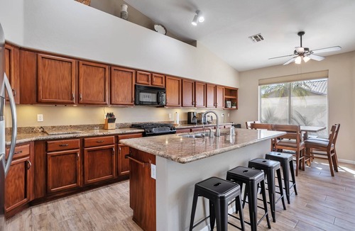 Palm Valley House | Great for Entertaining! Sparkling Pool & Spa, BBQ, WIFI, Near Dining, Shopping + Major Sports Venues