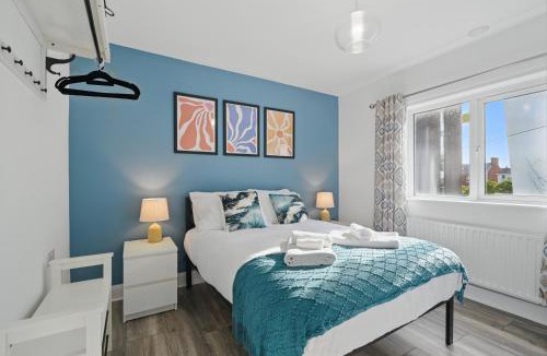Queens Quarter Apartment | Great for groups, 7 bedroom 4 bathroom 2x parking by StayByNumbers