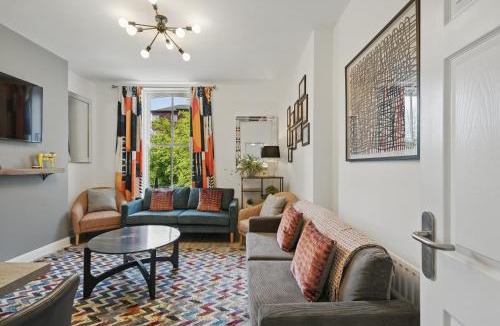 Queens Quarter Apartment | Great for groups, 7 bedroom 4 bathroom 2x parking by StayByNumbers