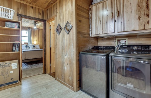 White House | Great for Groups! Spacious Melcroft Home w/Deck