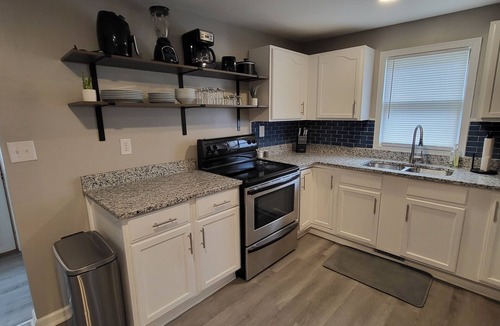 Evansville House | Great for long term stays: 2 Bed West Side Cottage