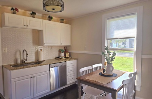 Mentor House | Great Group Gathering Spacious 5-bd/2.5 B house 2 Kitchens, Hot Tub, Large Yard
