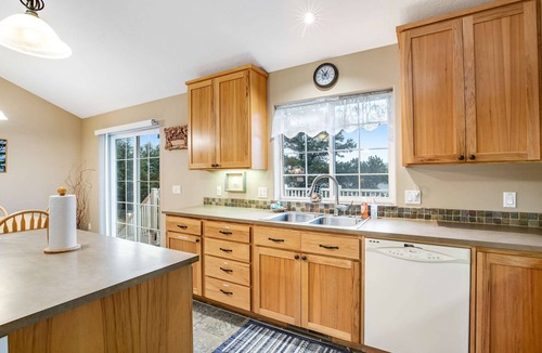 Sunset Beach House | Great home with Ping-Pong table - walk to the beach & Sunset Lake