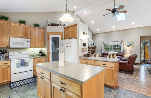 Sunset Beach House | Great home with Ping-Pong table - walk to the beach & Sunset Lake