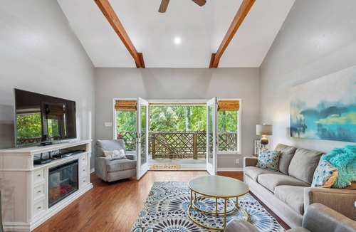 Mandeville House | Great house steps to the lakefront!