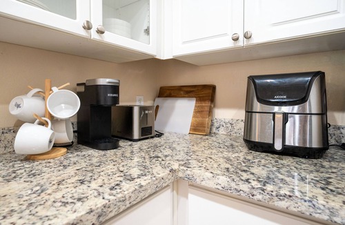 Camelback East Condo | Great Location/1B1B/King Bed/Fast WiFi/Pool/Gym