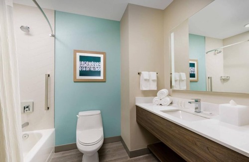 Marathon Hotel | Great Location! 2 Convenient Rooms, FREE Breakfast, Outdoor Pool