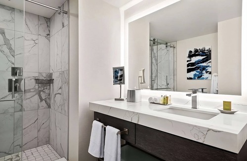 Streeterville Hotel | Great Location! 3 Spacious Units, Outdoor Swimming Pool, Parking Onsite!