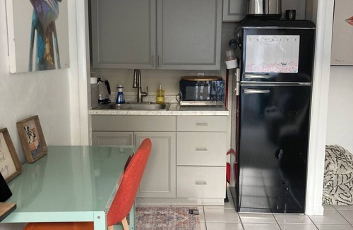 Central Naples Condo | Great Location-4 mil 5th Ave & 1 mil Beaches-Entire Condo w/ Modern design