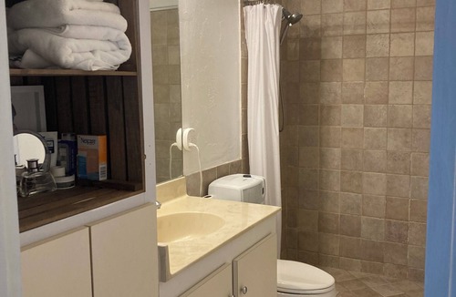 Central Naples Condo | Great Location-4 mil 5th Ave & 1 mil Beaches-Entire Condo w/ Modern design