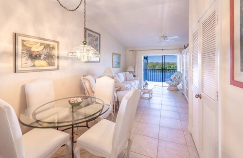 Hammock Bay Condo | Great location 5 minutes to Marco Island and many Golf Courses! Cozy 2 bedrooms