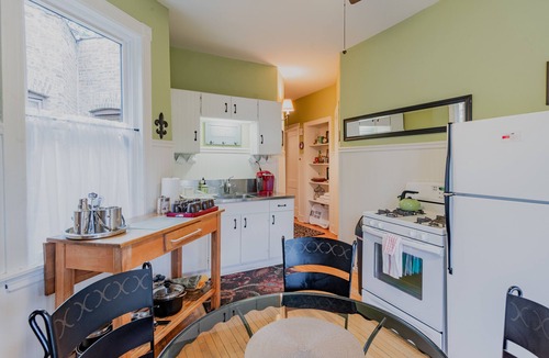 Ravenswood Apartment | Great Location-Beautiful Friendly Andersonville Neighborhood