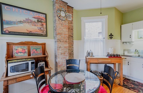 Ravenswood Apartment | Great Location-Beautiful Friendly Andersonville Neighborhood