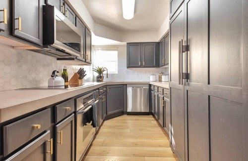 Central Scottsdale Condo | Great Location for Business or Pleasure! Heated Pool/Spa/Gym/Pickleball/Tennis Court, Bike/Run Paths