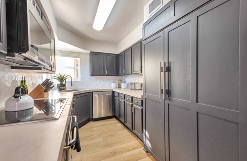 Central Scottsdale Condo | Great Location for Business or Pleasure! Heated Pool/Spa/Gym/Pickleball/Tennis Court, Bike/Run Paths