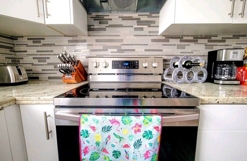 Southside House | Great location/King bed/fast wifi/65' tv/Disney+