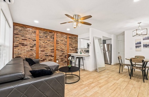 Neartown Apartment | Great Location, near Coffee shops Pet-Friendly, 1BR | Museum District | Free Parking newly renovated