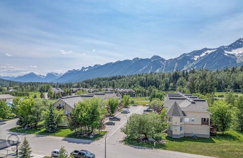 East Kootenay House | Great Location/Roomy Loft/Patio with Views
