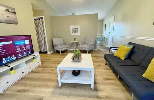Acton House | Great Location! Sleeps 9, 15 min to Downtown!