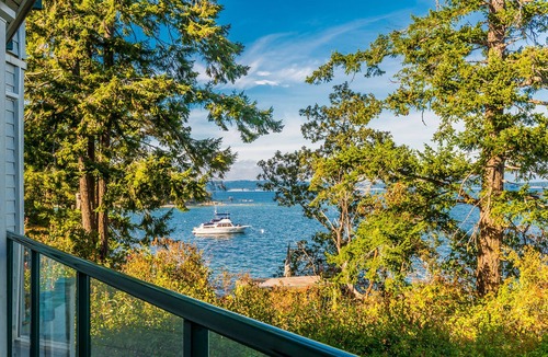 North Oyster House | Great Price ! Oceanfront , outdoor pool & hot tub Fall SPECIAL 155.00 a night