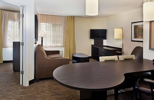 Somerset Hotel | Great Relaxing Overnight Stay! Comfortable unit to enjoy! Near Parks and Airport