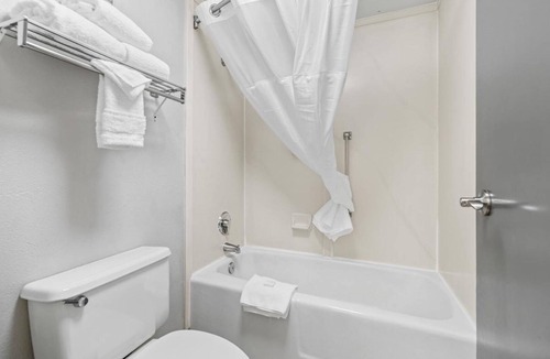 Orchard District Hotel | Great Relaxing Overnight Stay! Pet-friendly Unit! Close to Pine Nursery Park!