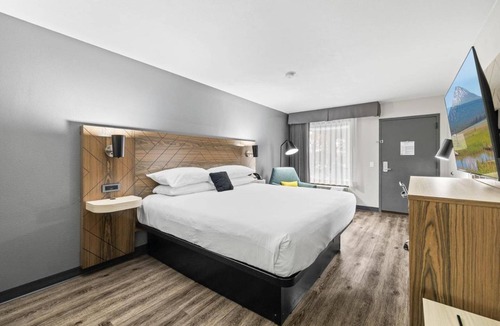 Orchard District Hotel | Great Relaxing Overnight Stay! Pet-friendly Unit! Close to Pine Nursery Park!