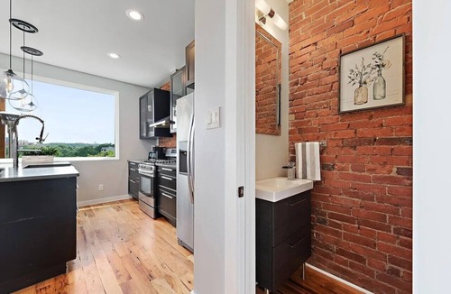 Pittsburgh House | GREAT SPACE & location! 2-bedroom row-house with backyard in vibrant Pittsburgh!