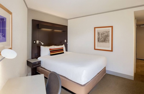 East Cambridge Hotel | Great Stay, Convenient Location! w/Pool, Close to Bunker Hill Monument & Museum