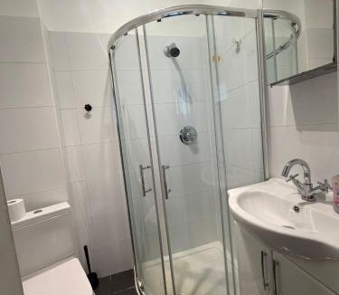 Wing Apartment | Great Studio Sheperds Bush London