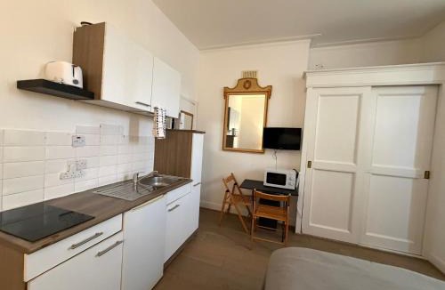 Wing Apartment | Great Studio Sheperds Bush London