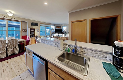 Wildernest House | Great townhome w/private hot tub with 2 living areas.