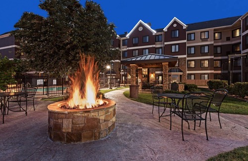 Tulsa County Condo | Great Value! Comfortable Suite in Tulsa | Free Breakfast + Fitness Center + Seasonal Outdoor Pool