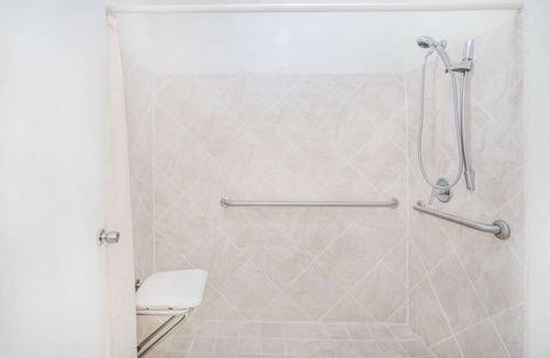 Lookout Valley Neighborhood Association Hotel | Great Value Stay! 3 Units w/Seasonal Pool and Free Parking! Pets Allowed