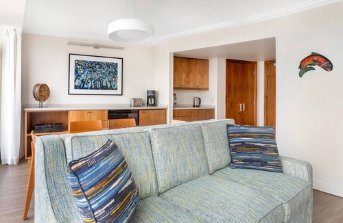 Downtown Vancouver Hotel | Great value! Top rated in heart of downtown Vancouver near shops, dining & shows