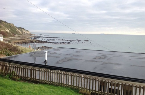 Ventnor Ski Chalet | GREAT VALUE VILLA WITH SUPERB SEA VIEW, DOG FRIENDLY, BEACH 10 MINS WALK