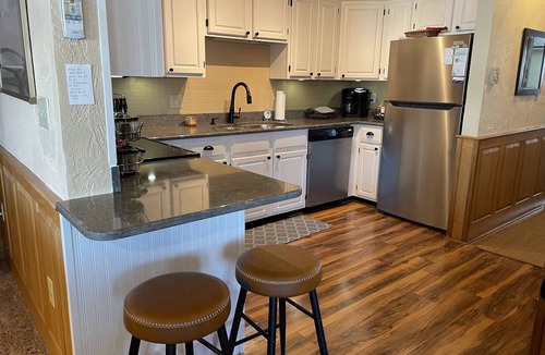 Jackson Condo | GREAT Views+ Location/5 min to Story Land, 3 Bedrms/Pool, Pickleball/AC + ski.