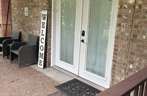 Saint Mary Of The Woods House | Great Weekend Getaway! Renovated in 2023, Zero Contact Booking, Pool Table, Wifi