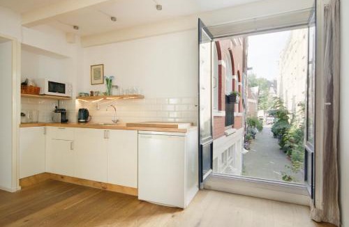 Burgwallen Nieuwe Zijde Apartment | Green Alley Studio