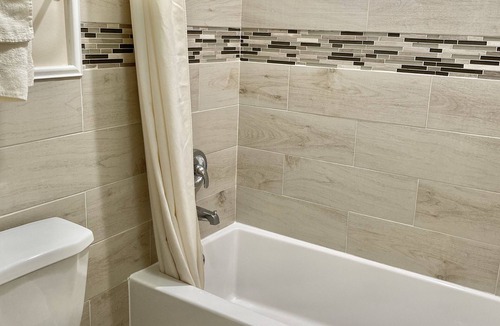 Vernon Hotel | Green Bird Inn